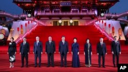 In this photo released by China's Xinhua News Agency, Chinese President Xi Jinping, center, and his wife, Peng Liyuan, fourth right, pose for a photo with Central Asian leaders at the Ziyun Tower in Xi'an in China's Shaanxi Province, May 18, 2023. 