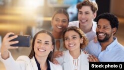 资料照片：自拍的年轻人。