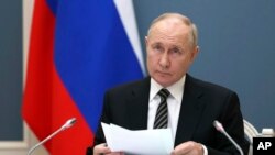 Presiden Rusia Vladimir Putin mengadakan pertemuan para pejabat tinggi keamanan dan penegak hukum pada Senin. (Foto: via AP)