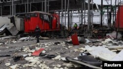 Policajac hoda među ostacima poštanskog distributivnog centra pogođenog ruskim projektilima u selu Korotič u okolini Harkiva u Ukrajini, 22. oktobar, 2023. (Foto: REUTERS/Sofiia Gatilova)