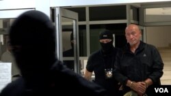 Privođenje bivšeg Glavnog specijalnog tužioca Milivoja Katnića (Foto: VOA)