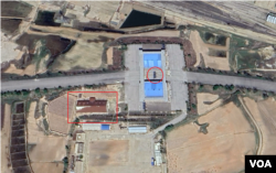 개성공단 남측 출입구의 지난해 모습. 건물(사각형 안)과 출입구 지붕 시설(원 안)이 보인다. 사진=Airbus (via Google Earth)