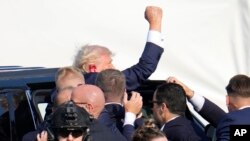 Tsohon Shugaban Amurka Donald Trump lokacin da aka harbe shi a wurin yakin neman zabe