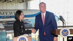 2023年4月5日，美国国会众议院议长、共和党人凯文·麦卡锡在加利福尼亚州西米谷罗纳德·里根总统图书馆与台湾总统蔡英文握手。