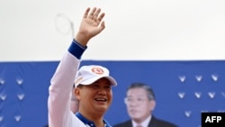 Hun Manet, putra tertuan Perdana Menteri Kamboja Hun Sen, tampil dalam sebuah acara kampanye di Phnom Penh, pada 21 Juli 2023. (Foto: AFP/Tang Chhin Sothy)