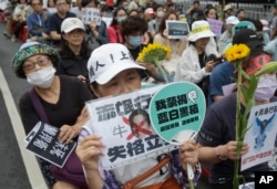 台湾立法院就改革草案举行投票之际，支持民进党反对国会改革法案的抗议民众聚集在立法院外。(2024年5月28日)