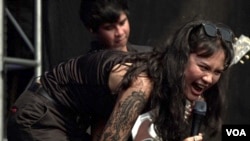 Indonesian singer and song writer Denisa Dhaniswara performs at Hammersonic, Southeast Asia’s biggest annual heavy metal music festival. (Dave Grunebaum/VOA)