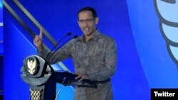 FILE - Mendikbudristek Nadiem Makarim di kantor Kemendikbudristek, Senayan, Jakarta, 29 Agustus 2023. (Twitter/@Kemdikbud_RI)