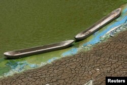 FILE - Perahu kayu terdampar di dasar waduk Pacal yang mengering akibat musim kemarau panjang, di desa Kedung Sumber, dekat Bojonegoro, provinsi Jawa Timur, 16 Oktober 2013. (REUTERS/Sigit Pamungkas)