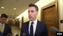 공화당의 조시 홀리 상원의원이 18일 VOA와 인터뷰를 하고 있다.