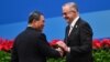 Perdana Menteri China Li Qiang (kiri) dan Perdana Menteri Australia Anthony Albanese berjabat tangan saat upacara pembukaan Pameran Impor Internasional China (CIIE) ke-6 di Shanghai pada 5 November 2023. (Foto: AFP)