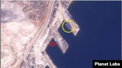 북한 라진항을 촬영한 ‘플래닛 랩스(Planet Labs)’의 25일 자 위성사진. 중국 전용 부두에 밀착한 100미터 길이의 선박(노란색 원)이 찍혔다. 북한 전용 부두(붉은 화살표)는 비어있다. 사진 = Planet Labs.