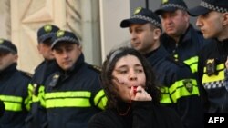 ჟურნალისტი რუსული კანონის წინააღმდეგ