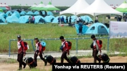 Peserta Jambore Pramuka Dunia ke-25 tiba di lokasi perkemahan di Buan, Korea Selatan, 1 Agustus 2023. (Foto: Yonhap via REUTERS)