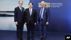 瑞典外交大臣比尔斯特罗姆与欧盟外交事务和安全政策高级代表博雷利以及日本外相林芳正在斯德哥尔摩附近合影。（2023年5月13日）