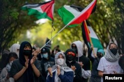 Propalestinski demonstranti se okupljaju na kapijama Univerziteta Kolumbija, kao podrška studentima koji su se zabarikadirali unutar Hamilton hola uprkos nalozima zvaničnika Univerziteta da obustave blokadu, pre intervencije policije, 30. aprila 2024.