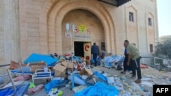 Peralatan medis tersebar di luar ruang gawat darurat RS Indonesia di pinggir kamp pengungsi Jabalia di Jalur Gaza utara, setelah pasukan Israel dilaporkan menggerebek fasilitas medis tersebut, pada 24 November 2023. (Foto: AFP)