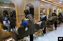 FILE- Salon Kecantikan Ms. Sadat di Kabul, Afghanistan, 25 April 2021. Sejak merebut kekuasaan tahun 2021, Taliban telah menghapus hak-hak dasar dan kebebasan perempuan, dan mengucilkan mereka dari sebagian besar ruang publik dan kehidupan sehari-hari.(AP/Rahmat Gul)