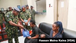 Babban Hafsan Hafsoshin Sojojin Saman Najeriya Air Marshal Hassan Bala Abubakar Ya Ziyarci Iyalan Dakarun Da Suka Rasu A Fagen Daga A Neja