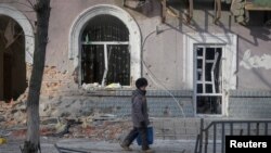 资料照片：当地居民走在乌克兰前线城镇巴赫穆特的空荡街道上。(2023年2月24日)