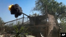 俄罗斯国防部2024年8月14日发布的录像截图显示,俄罗斯士兵在一个没有披露的地点向乌克兰军队发射Giatsint-S自行火炮。