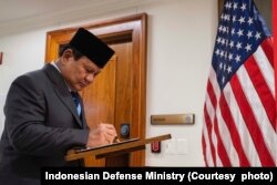 Menteri Pertahanan RI Prabowo Subianto menandatangani nota kesepahaman (MOU) dalam pertemuan di Pentagon, AS (24/8). (courtesy: Kemhan RI).