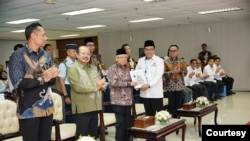 Ketua Ombudsman RI, Mokhammad Najih didampingi Wakil Ketua dan Anggota menyerahkan Laporan Tahunan 2023 Ombudsman RI kepada Wakil Presiden RI, K.H. Ma’ruf Amin pada Kamis (14/3/2024) di Kantor Ombudsman RI, Jakarta Selatan. (Foto: Ombudsman RI)