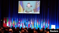 Ukrajinski predsednik Volodimir Zelenski govori putem video linka na Parlamentarnoj skupštini NATO u Kopenhagenu, u Danskoj, 9. oktobra 2023. (Foto: Rojters/Ritzau Scanpix/Liselotte Sabroe)