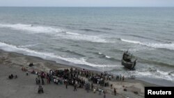 Sebuah kapal yang membawa orang-orang etnis Rohingya terdampar di Pantai Lampanah, di Provinsi Aceh, 16 Februari 2023. (Foto: Hidayatullah Tajuddin/Reuters)