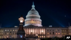 វិមានសភារបស់​សហរដ្ឋ​អាមេរិក​នៅក្នុងរដ្ឋធានី​វ៉ាស៊ីនតោន ថត​នៅ​ថ្ងៃទី២២ ខែឧសភា ឆ្នាំ២០២៣ ក្នុង​ពេល​ដែល​ក្រុមអ្នកចរចា​តំណាង​ឱ្យ​លោក​ប្រធានាធិបតី Joe Biden និង​ប្រធាន​រដ្ឋសភា​លោក Kevin McCarthy បន្ត​កិច្ចប្រជុំ​ស្តីពី​ការជាប់គាំង​ជុំវិញ​ពាក់ព័ន្ធ​នឹង​ការដំឡើងពិដាន​បំណុល​របស់​អាមេរិក។