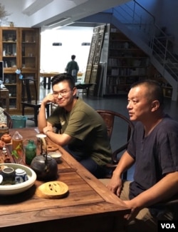 武汉异议人士、六四参与者张毅(右)和儿子张弘远。(照片提供: 张弘远)