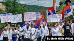 Zaposleni u KBC "Kosovska Mitrovica" na čelu protestne šetnje do Zvečana, 19. juna 2023. (Foto: VOA/Budimir Ničić)