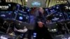 FILE: Para pialang saham di lantai Bursa Efek New York (NYSE), New York, AS, 16 Maret 2023. (REUTERS/Brendan McDermid)