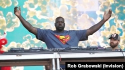 Šakil O'Nil kao DJ Diesel na muzičkom festivalu Lollapalooza 4. avgusta 2023. u Čikagu (Foto: Rob Grabowski/Invision/AP)