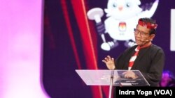 Calon wakil presiden Mahfud MD menyampaikan jawaban yang ditanyakan oleh panelis dalam Debat Kedua Cawapres 2024 yang diadakan oleh Komisi Pemilihan Umum RI (KPU RI) pada Jumat (22/12) di Jakarta. (VOA/Indra Yoga)
