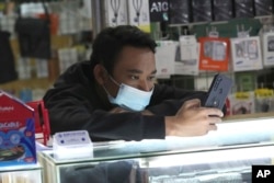 ILUSTRASI - Peningkatan judi online, diperkirakan akan memicu lonjakan utang di pinjol, baik yang legal maupun ilegal. (AP /Tatan Syuflana)