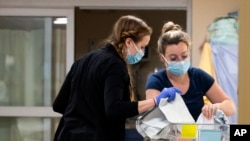 2023年4月28日，美国佛蒙特州伯灵顿的佛蒙特大学儿童医院，护士在照顾新生儿。