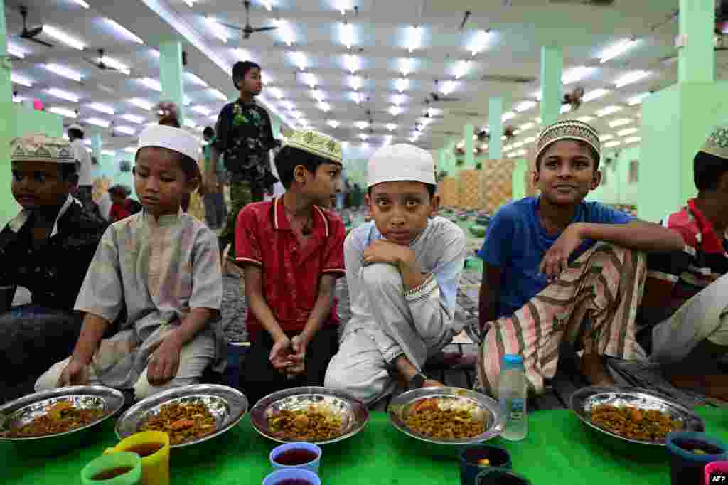 د میانمار په ینګون ښار په جومات کې مسلمان ماشومان د روژه ماتي پر وخت&nbsp;