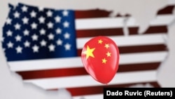 Sebuah balon bergambar bendera China dengan latar peta AS dalam foto ilustrasi, 5 Februari 2023. (Foto: Dado Ruvic/Reuters/Ilustrasi)