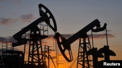 러시아 타타르스탄 공화국 알메티옙스크 외곽의 오일 펌프 잭의 모습.