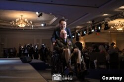 윤석열 한국 대통령이 지난해 4월25일 열린 미한 동맹 70주년 기념 오찬에서 랄프 퍼켓 예비역 육군 대령과 앨머 로이스 윌리엄스 예비역 해군에게 훈장을 친수하고, 고인이 된 발도메로 로페즈 중위에게 훈장을 추서했다. 사진 = 한국 대통령실.