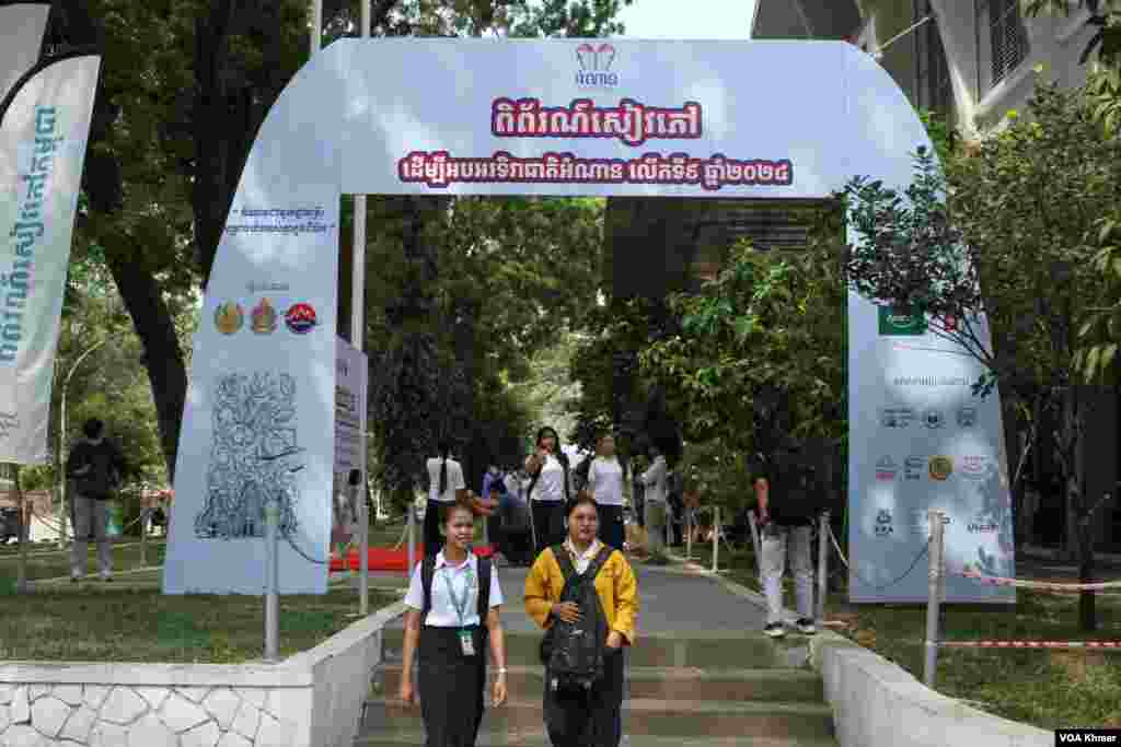 អ្នក​ចូល​រួម​កំពុង​ដើរ​ក្នុង​កម្មវិធី​ពិព័រណ៌​សៀវភៅ​ក្នុង​ទិវា​ជាតិ​អំណាន​លើក​ទី​៩ នៅ​វិទ្យាស្ថានបច្ចេកវិទ្យាកម្ពុជា ក្នុង​រាជធានី​ភ្នំពេញ នាថ្ងៃទី​៩ ខែ​មីនា ឆ្នាំ​២០២៤។ (សើ ដាវី/វីអូអេ)