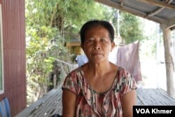 អ្នកស្រី សុខ ស្រី ពលរដ្ឋនៅក្នុងស្រុកកៀនស្វាយ ខេត្តកណ្តាល ដែលប្រឈមនឹងការផ្លាស់ប្តូរទីលំនៅ ដោយសារគម្រោងស្ថាបនាព្រែកជីកហ្វូណន ។ (ស៊ុន ណារិន/វីអូអេ)