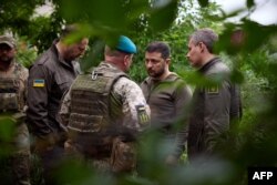 Presiden Ukraina Volodymyr Zelenskyy, kanan ke-2, berbicara dengan petugas di zona pertahanan Vugledar-Maryinka, wilayah Donetsk. (Foto: via AFP)