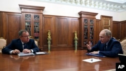 Ruski predsjednik Vladimir Putin u razgovoru sa predsjedavajućim VTB Banke Andrejem Kostinom u Moskvi, 27. novembra 2023. (Foto: AP/Mikhail Klimentyev/Sputnik/Kremlin Pool)