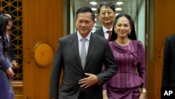 នាយករដ្ឋមន្ត្រី​កម្ពុជា​លោក ហ៊ុន ម៉ាណែត និង​ភរិយា​លោកស្រី ពេជ ចន្ទមុន្នី ត្រូវបាន​ស្វាគមន៍​នៅពេល​ធ្វើ​ដំណើរ​ទៅដល់​អាកាសយានដ្ឋានសេអ៊ូល ក្នុងក្រុង Seongnam ប្រទេសកូរ៉េខាងត្បូង នាថ្ងៃទី១៥ ខែឧសភា ឆ្នាំ២០២៤។ 