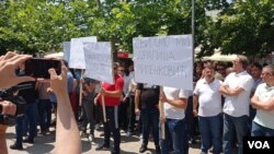 Nekoliko stotina Srba okupilo se u četvrtak ispred policijske stanice u Gračanici u znak protesta zbog hapšenja Dragiše Milenkovića