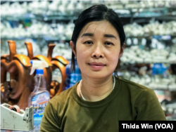 អ្នកស្រី តឹក ផល្លីន អាយុ៤០ឆ្នាំ ជាអាជីវករលក់វត្ថុអនុស្សាវរីយ៍ នៅផ្សារចាស់ ក្នុងខេត្តសៀមរាប កាលពីថ្ងៃទី ១១ ខែកុម្ភៈ ឆ្នាំ ២០២៣។ (ធីតា វីន/វីអូអេ)