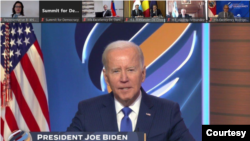 美国总统拜登2023年3月29日主持第二届民主峰会线上会议。屏幕左上角是代表台湾出席会议的台湾驻美代表萧美琴。（来源：台湾驻美代表萧美琴的推特账号。）