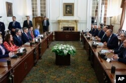 Menteri Luar Negeri AS Antony Blinken, ketiga dari kiri, duduk berhadapan dengan Menteri Luar Negeri Mesir Sameh Shoukry di Kairo, Mesir, Kamis, 21 Maret 2024. (Foto: via AP)